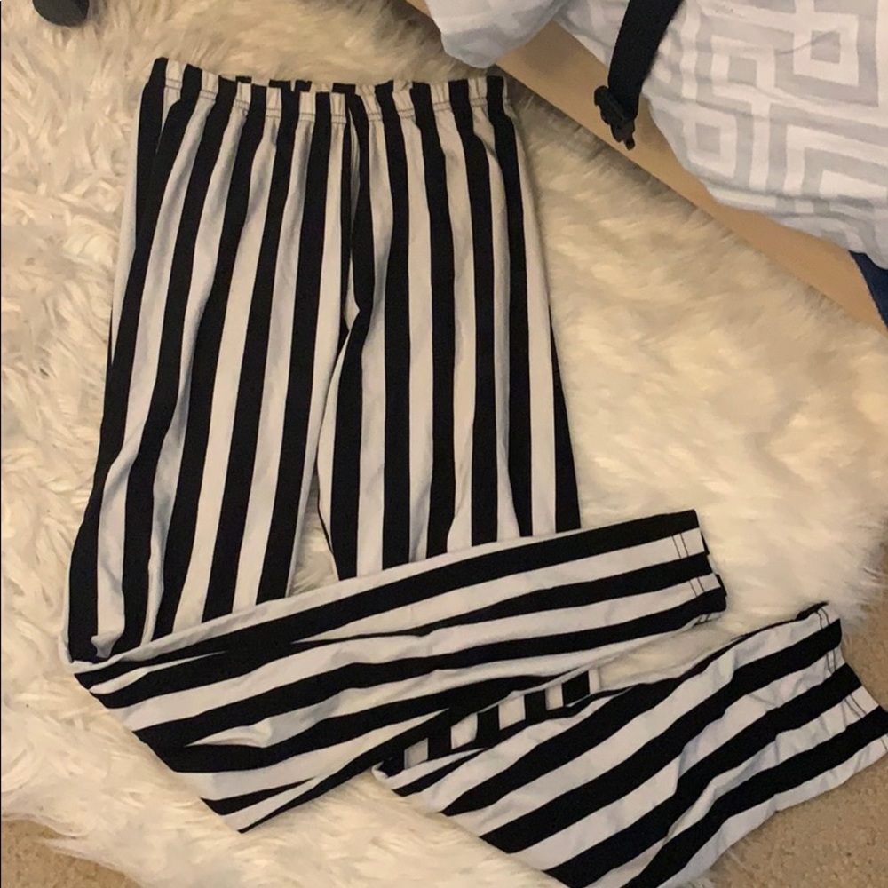 SOFT HOT KISS BLACK AND WHITE LEGGINGS - Picture 1 of 3